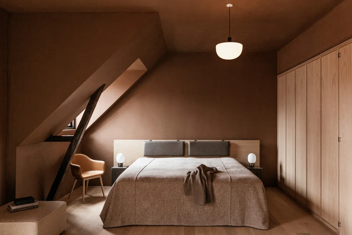 When choosing a mattress for two, there are a few essential elements that will make a significant difference in your sleep quality:

Motion Isolation
One of the most common issues couples face when sharing a bed is feeling their partner move throughout the night. Whether they toss and turn, get up for a midnight snack, or adjust positions frequently, these movements can disrupt your sleep and lead to frustrations. The best mattresses for couples feature top tier motion isolation, which minimizes the transfer of motion across the bed, ensuring that one partners movements don't affect the other.

Adjustable Firmness
Whether you prefer a firmer bed or a softer one, the right mattress should offer adjustable firmness. You can even have opposite sides of the bed on different levels of firmness for those with a partner who has different sleep needs. Research has shown that typically, men and women have different sleep needs, and a great mattress should account for this. This flexibility ensures that each sleeper can personalise their sleep experience for maximum comfort.

Temperature Regulation
Temperature regulation is an essential feature for couples, as different people run at different temperatures while sleeping. Whether you tend to get hot while your partner gets cold, a mattress with advanced cooling technology will help maintain a comfortable, neutral temperature for both of you. This is especially important in hot climates like Singapore. Look for mattresses that feature breathable materials, cooling gels, or climate regulating fabrics that help disperse body heat.